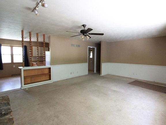 4th image of 209 S Bunker Hill Dr