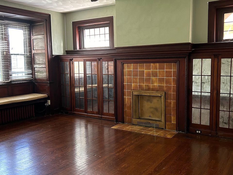 Livingroom with bookshelves