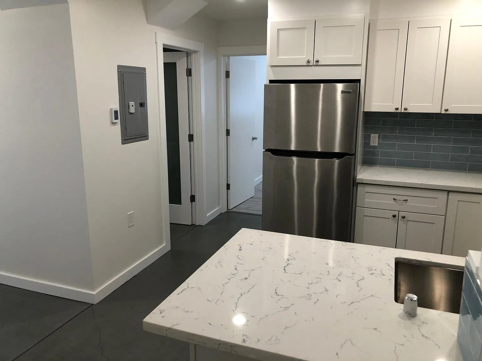 2 bed, 880 sqft, $4,700 — Photo 2