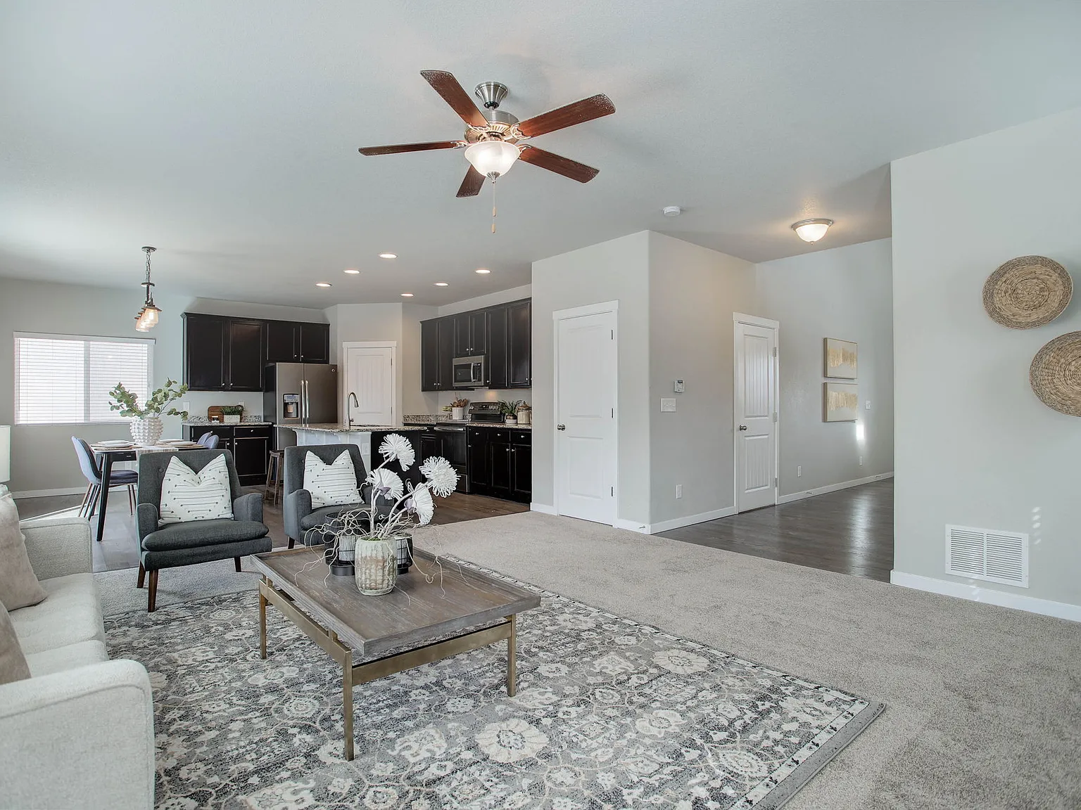 4 bed, 2951 sqft, $3,100 — Photo 3