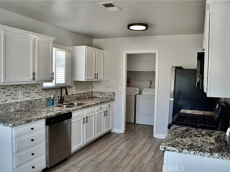 894 N Orange St — Photo 34