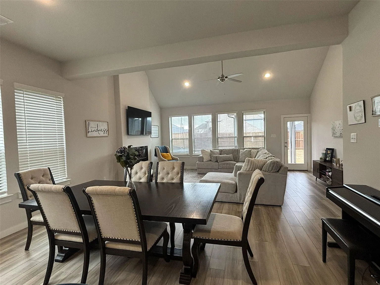 4 bed, 2426 sqft, $3,200 — Photo 4
