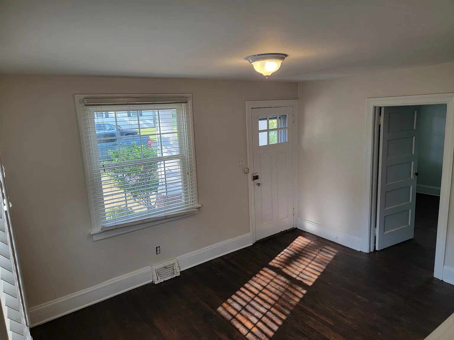 2627 Greenway Ave — Photo 3