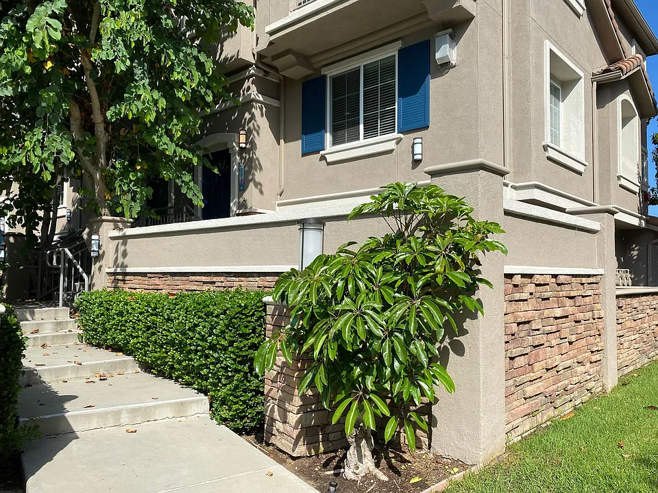 1045 Loretta Ln