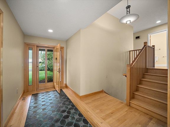 3rd image of 931 W Regent Ct