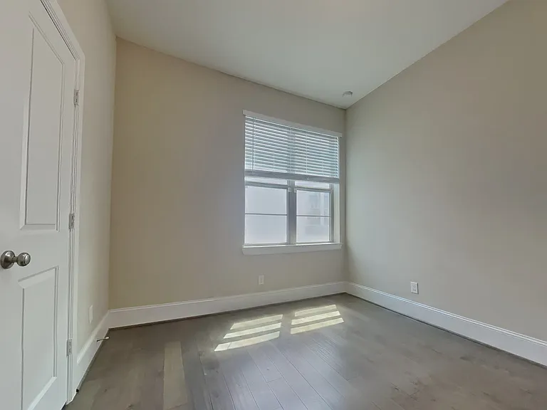 5417 Larkin St — Photo 9