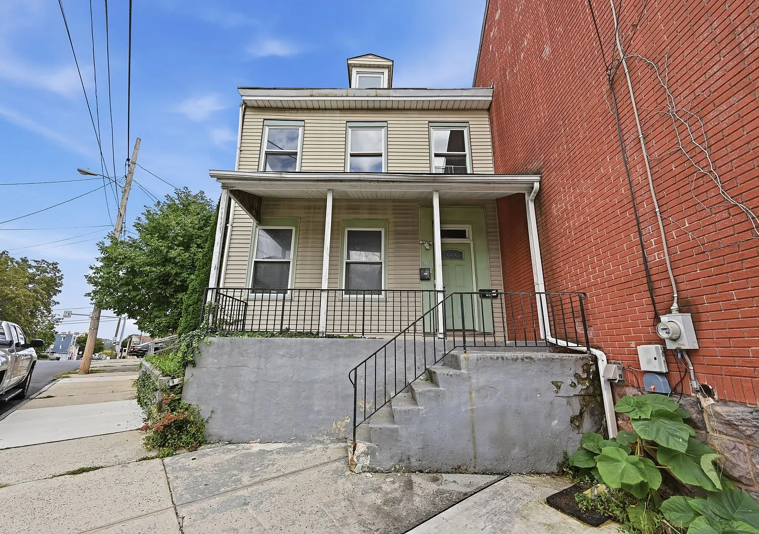 916 Walnut Ave — Photo 1