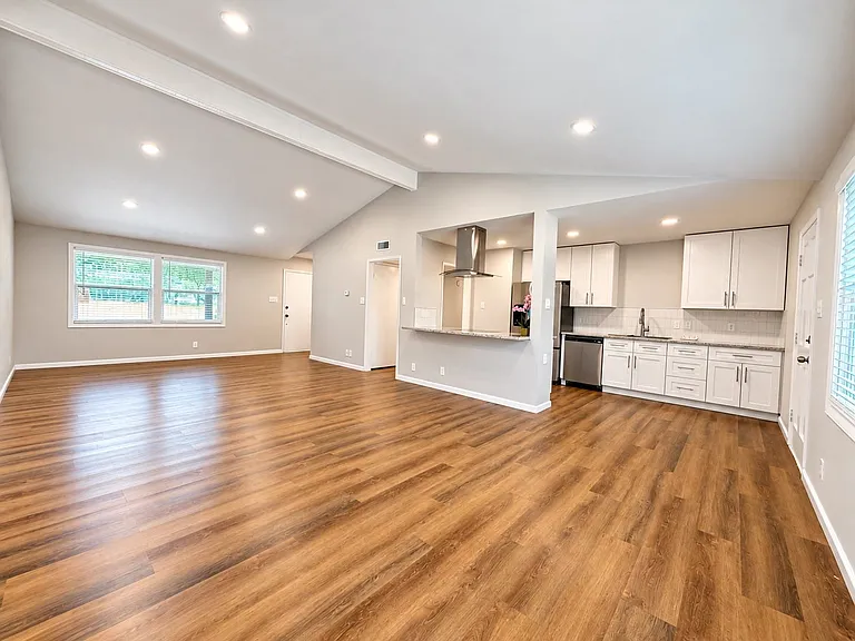 901 Melrose Dr — Photo 4