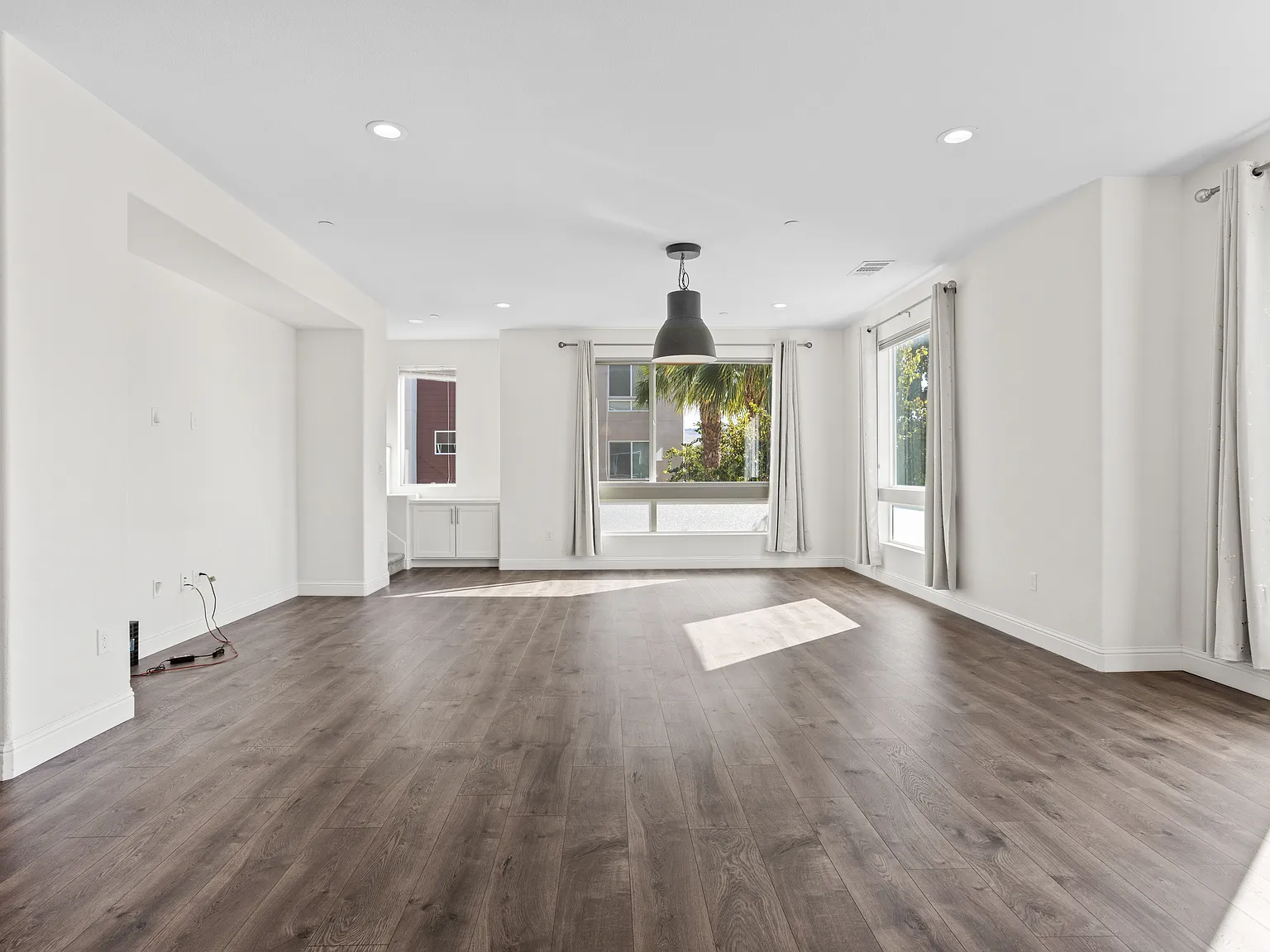 4 bed, 2.5 bath, 2292 sqft, $4,500 — Photo 3
