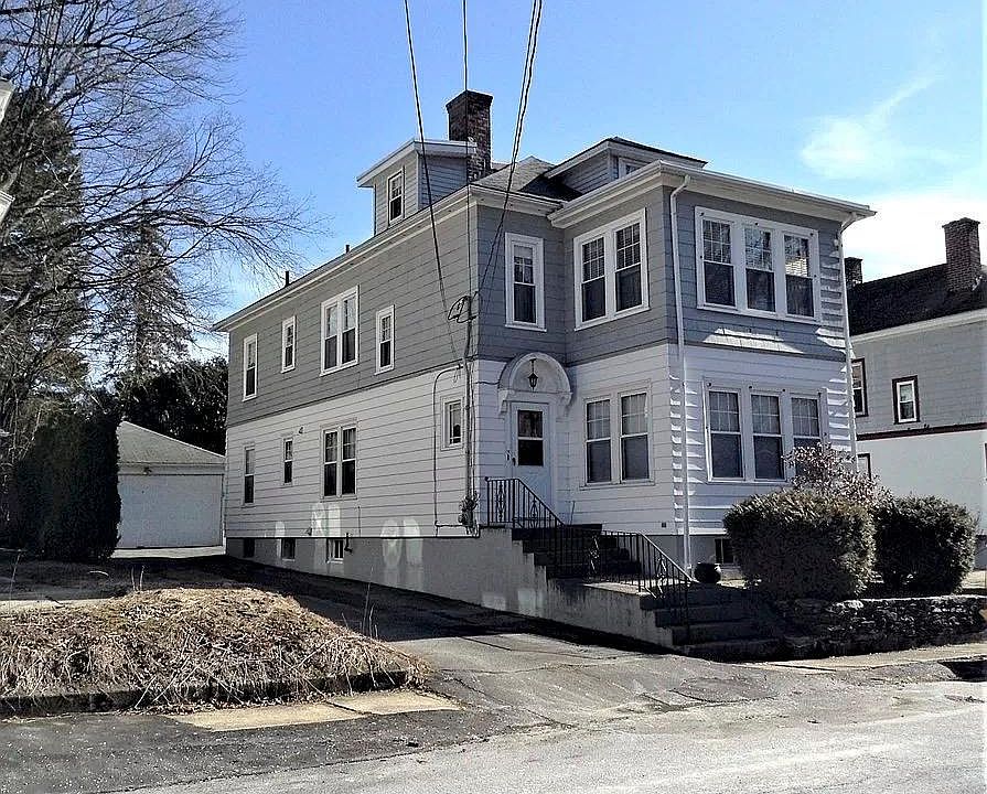 Access to the unit with driveway