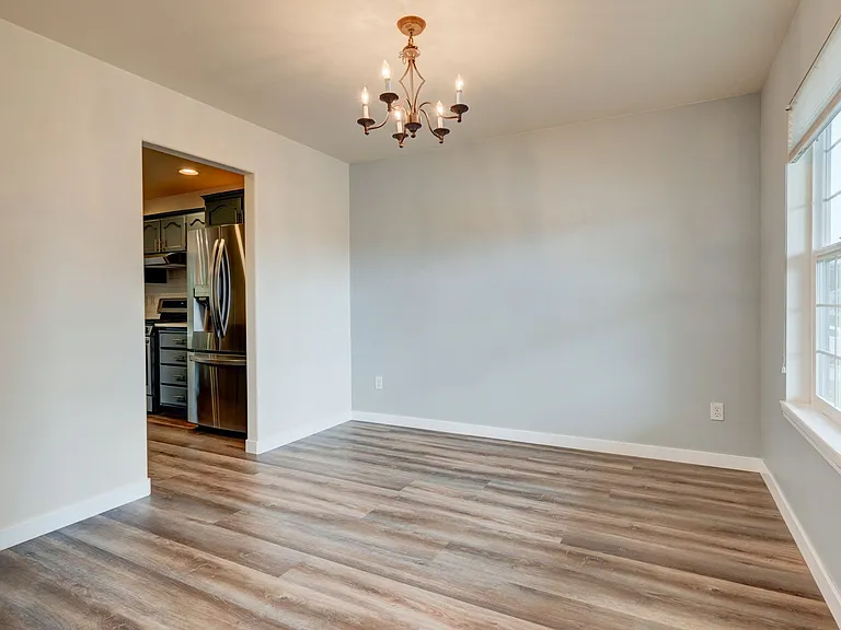 536 SW Regency Dr — Photo 6