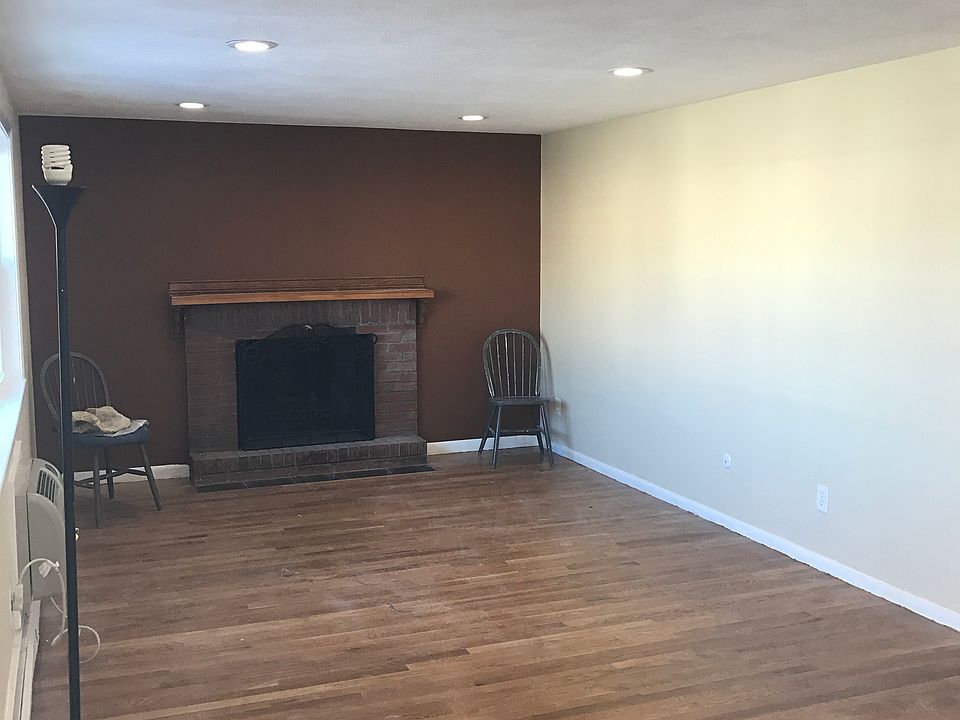 Huge living room w/ fireplace