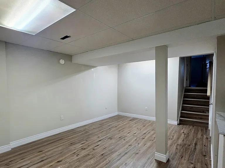 287 Portsmouth Cres E — Photo 5