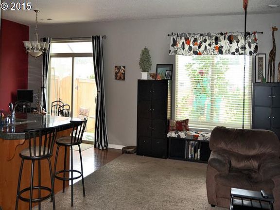 3rd image of 915 SE 9th Ct