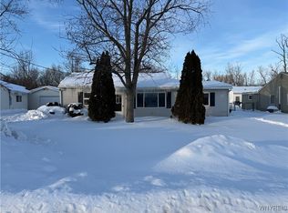 4320 Isherwood Dr, Niagara Falls, NY 14305