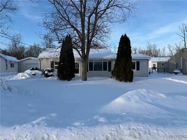 4320 Isherwood Dr, Niagara Falls, NY 14305