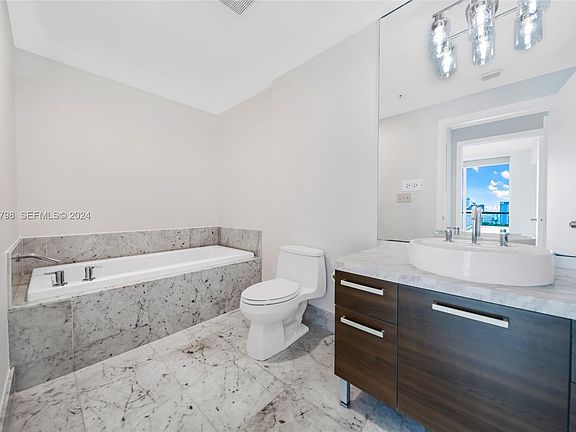 5th image of 253 NE 2nd St APT 1108A