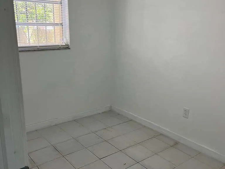 979 NW 4th St — Photo 11