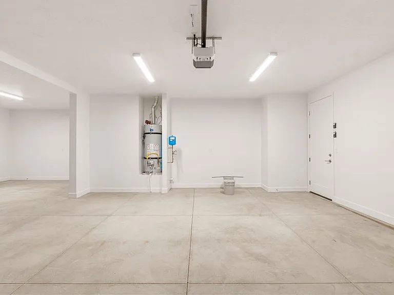 2433 Patricia Dr — Photo 30
