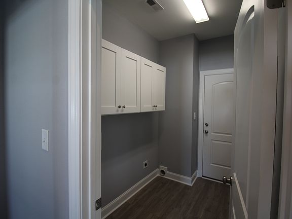 4th image of 924 Dearborn Ct