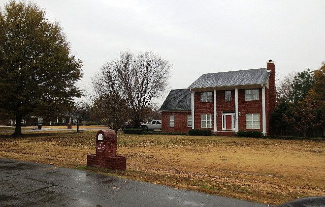 1st image of 320 W Lake Dr N
