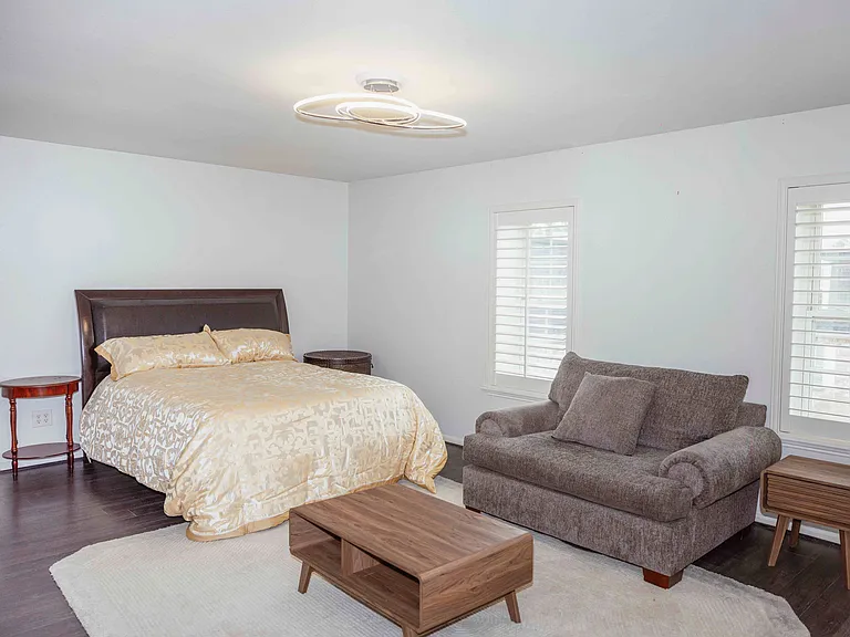 353 N Post Oak Ln #823 — Photo 3