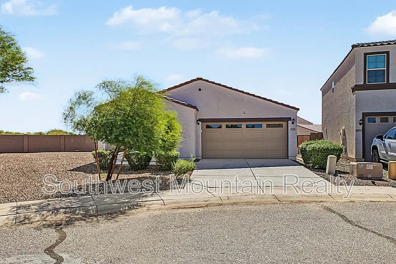 3 bed, 2.0 bath, 1606 sqft, $1,595 — Photo 2