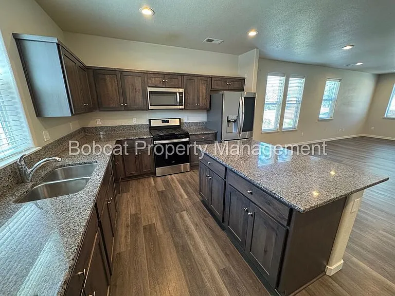 914 Garden Ct — Photo 5
