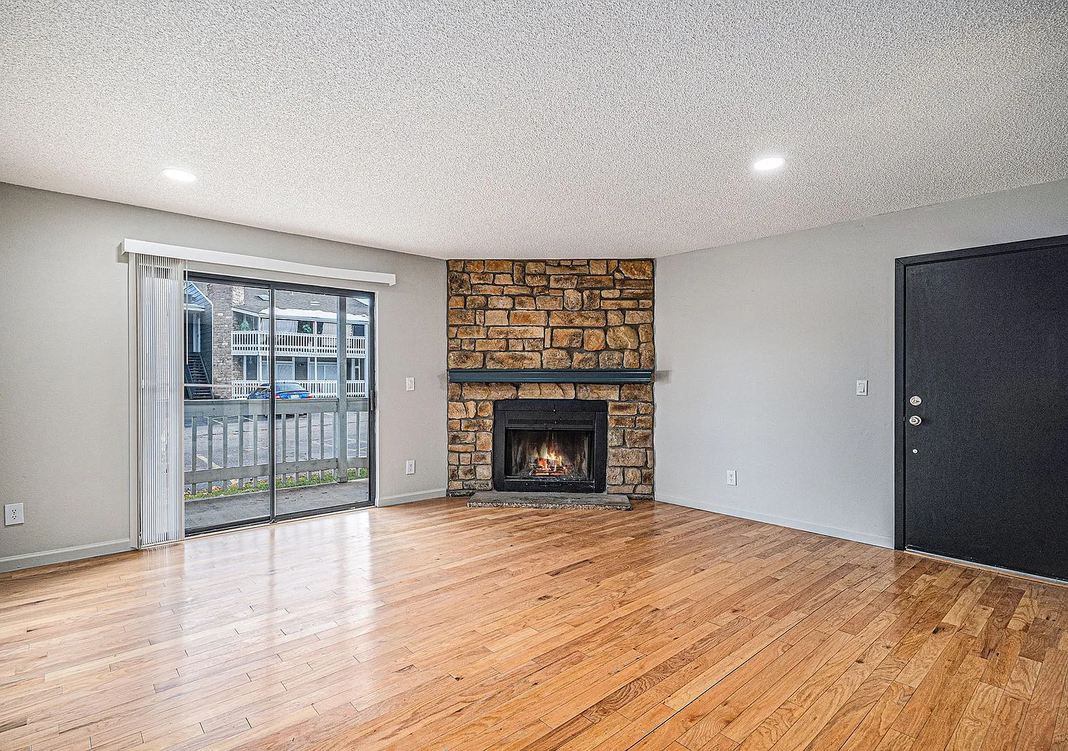Beautifully Renovated 3-bedroom 2 Bathroom in Robinwood! — Photo 3
