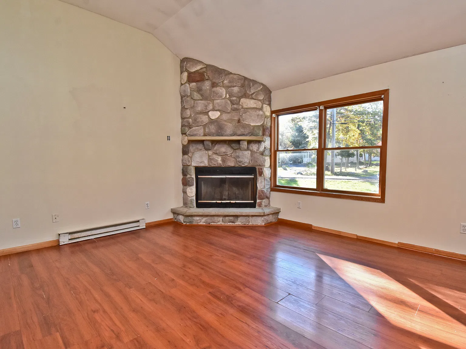 3 bed, 2108 sqft, $2,100 — Photo 2