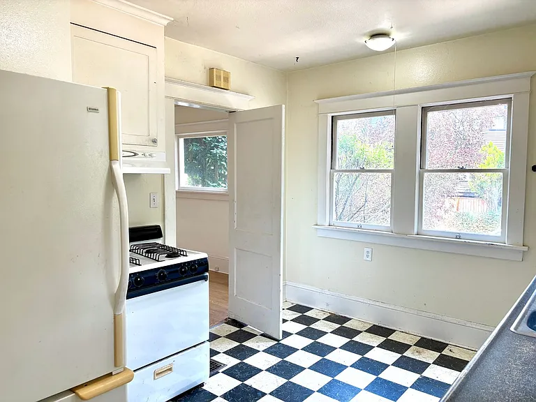 3832-3834 N Albina Ave — Photo 11