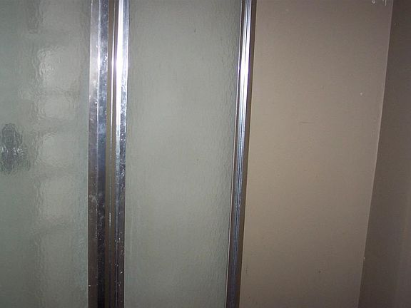 5th image of 215 Gunn St