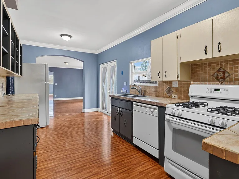 1005 Selkirk St — Photo 15