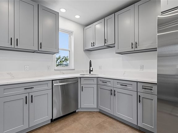 3rd image of 943 Hilltop St