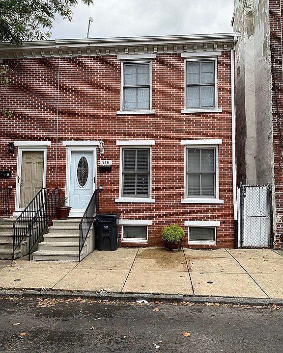 1st image of 718 E 7th St