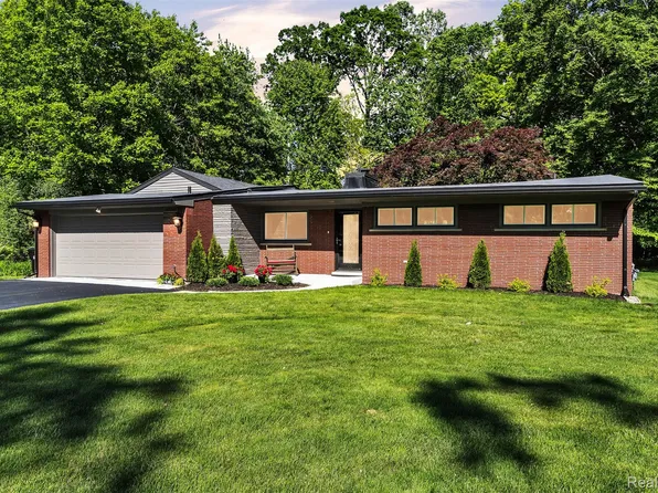 28200 E Greenmeadow Cir, Farmington, MI 48334