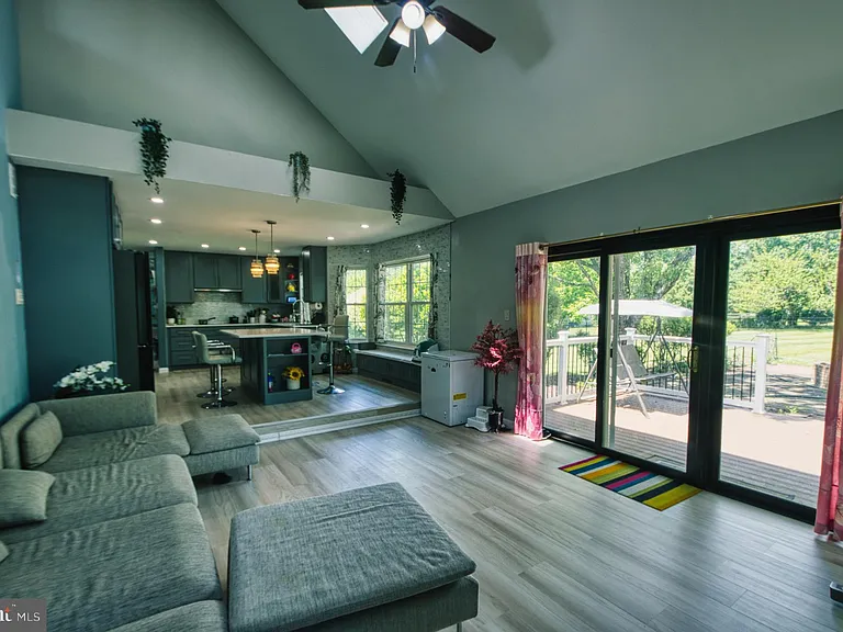 139 Mallard Dr W — Photo 19