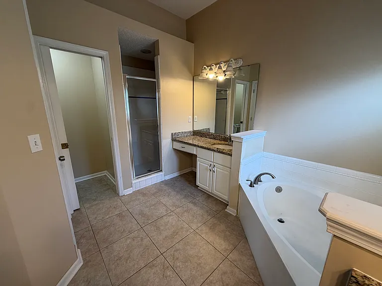 6304 Lake Plantation Dr — Photo 1