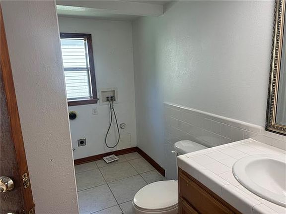 5th image of 210 38th St