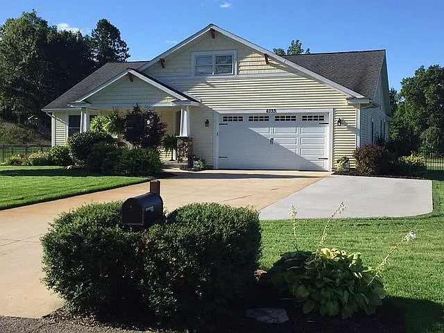 6733 Chancery Dr SE photo 1