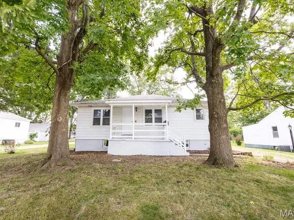 16 Fairway Dr, Fairview Heights, IL 62208