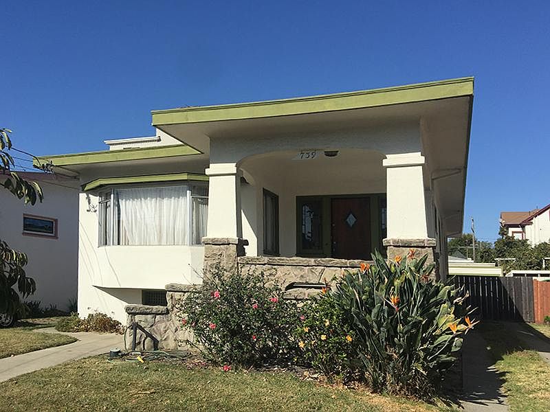 Charming bungalow house with lots of original beauty combined with modern kitchen and bathrooms. Conveniently located near Webst