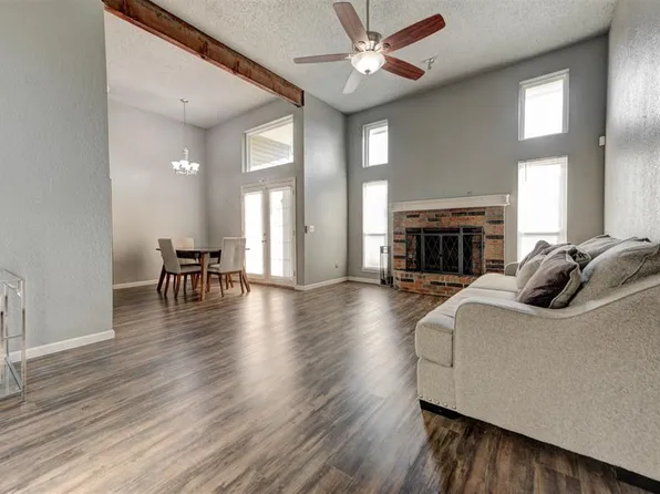 815 NE 17th Ct, Moore, OK 73160