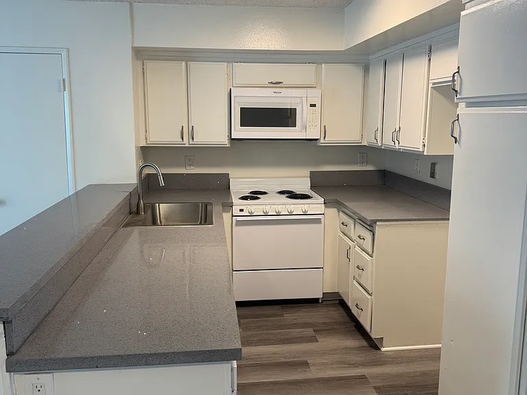 1247 N June St — Photo 20