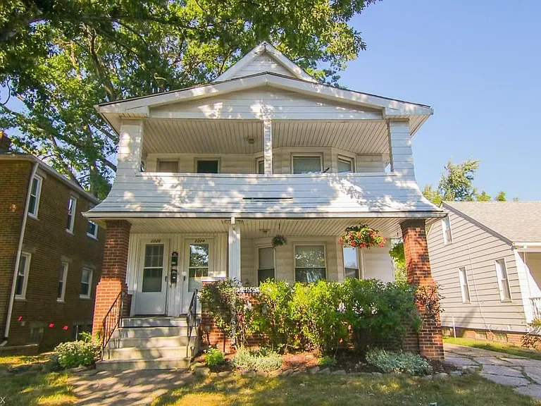 Large Porch & Conveniently Near Restaurants, Grocery Stores, and Highways