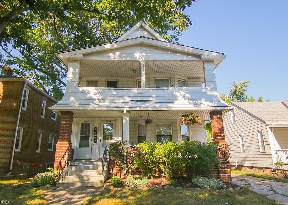 Large Porch & Conveniently Near Restaurants, Grocery Stores, and Highways