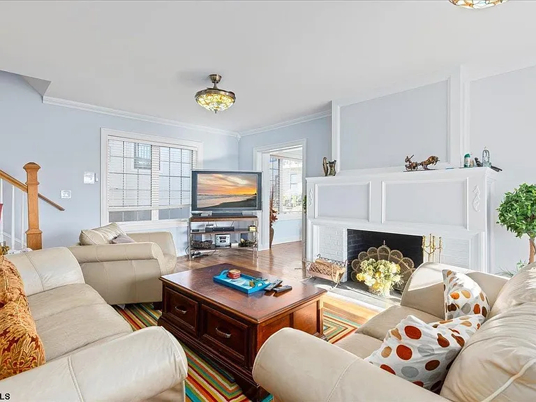 104 S Oakland Ave — Photo 6
