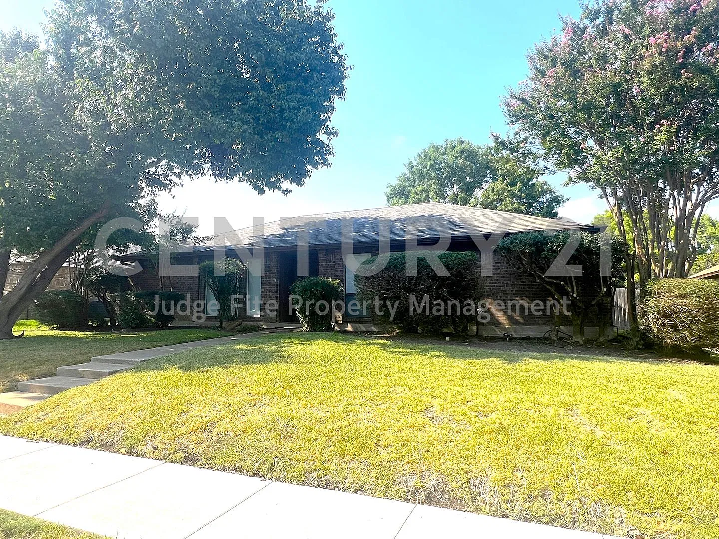 Roomy 3/2/2 in Plano For Rent! — Photo 2