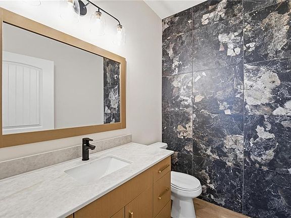 4th image of 217 NW Orchard Ct