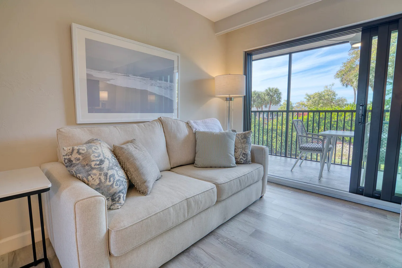 2 bed, 2.0 bath, 947 sqft, $5,173 — Photo 3